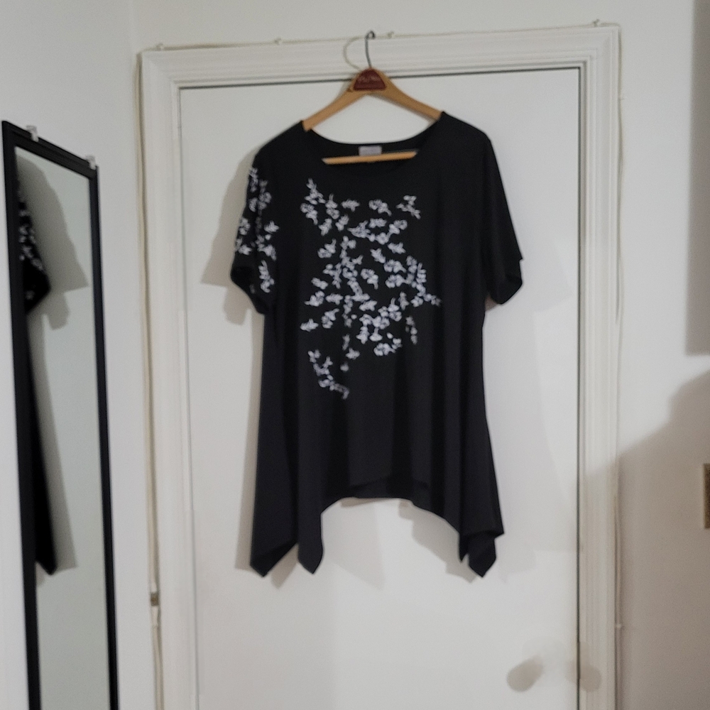 Black Short-Sleeve Tunic with White Floral Detail